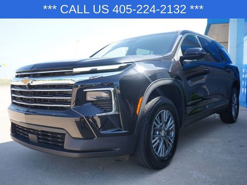 Used 2025 Chevrolet Traverse LT FWD image 4