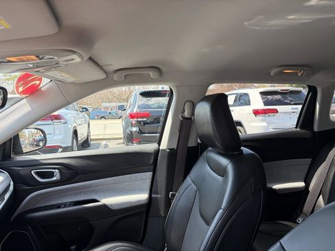 Used 2022 Jeep Compass Latitude image 11