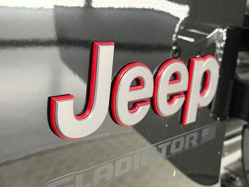 Used 2025 Jeep Gladiator Rubicon w/ Technology Group AWD/4WD image 37
