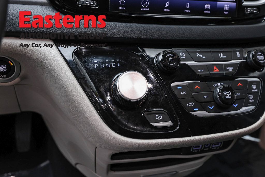 Used 2023 Chrysler Pacifica Touring-L FWD image 15
