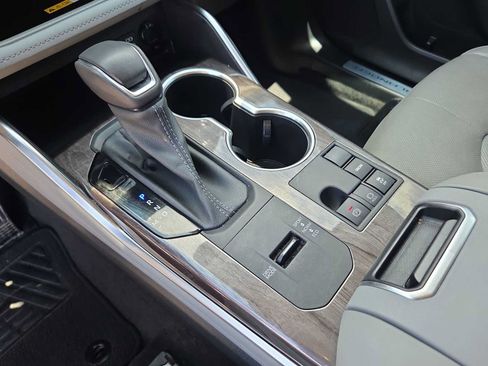 Used 2023 Toyota Highlander Limited FWD image 21