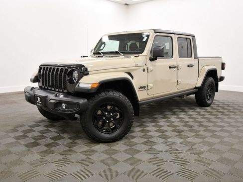 Used 2022 Jeep Gladiator Sport AWD/4WD image 2