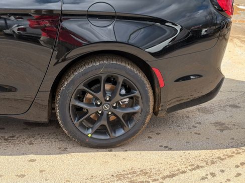 New 2026 Chrysler Pacifica Select w/ S Appearance Package FWD image 12