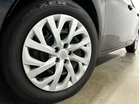 Used 2018 Toyota Corolla LE FWD image 28