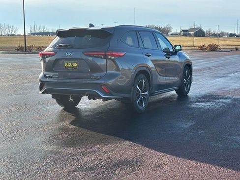Used 2022 Toyota Highlander XSE image 3