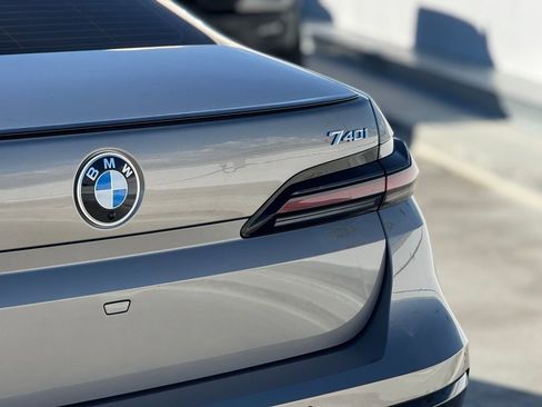 Used 2025 BMW 740i w/ Premium Package image 5