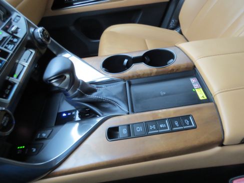 Used 2024 Lexus LX 600 4WD w/ Luxury Package image 19