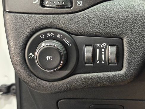 Used 2019 Jeep Cherokee Trailhawk AWD/4WD image 40
