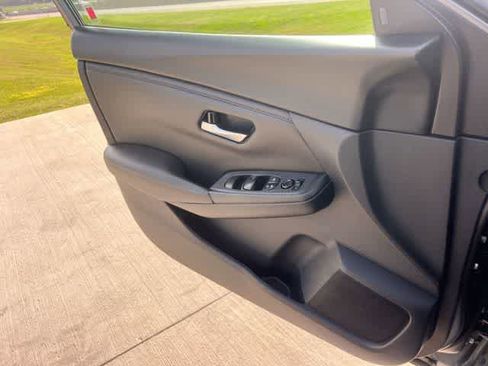 Used 2024 Nissan Sentra SV FWD image 30