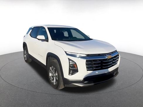 Used 2025 Chevrolet Equinox LT image 3