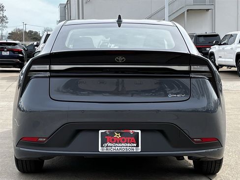 Used 2025 Toyota Prius Plug-In Hybrid image 5