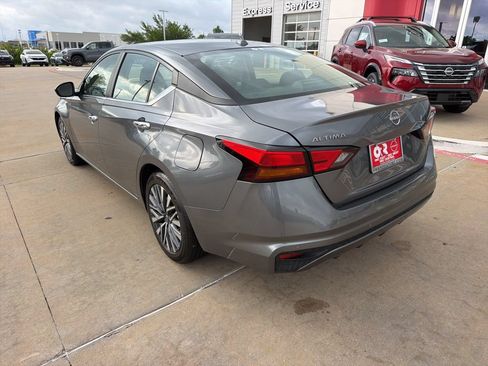 Used 2025 Nissan Altima 2.5 SV FWD image 3