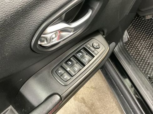 Used 2019 Jeep Cherokee Trailhawk w/ Cold Weather Group image 23