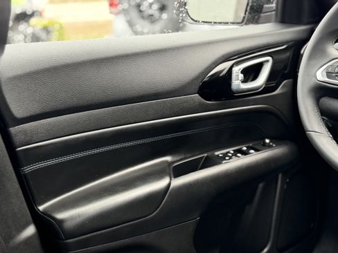 Used 2025 Jeep Compass Latitude w/ Altitude Special Edition image 17