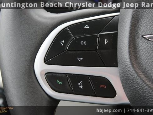 Used 2023 Chrysler Pacifica Touring-L image 16