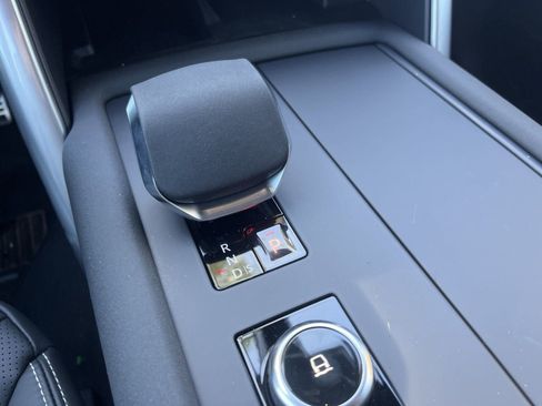 Used 2025 Land Rover Discovery Dynamic SE image 15