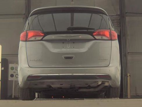 Used 2017 Chrysler Pacifica Limited w/ UConnect Theater Package image 6