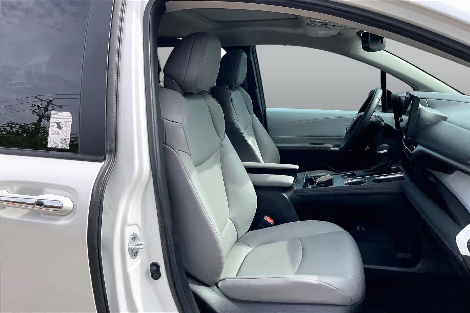 Used 2025 Toyota Sienna XLE FWD image 8