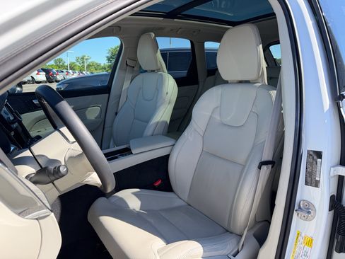 Used 2024 Volvo XC60 T8 Ultimate w/ Climate Package AWD/4WD image 8