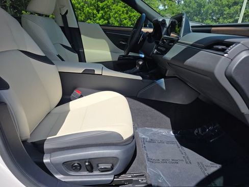 Used 2024 Lexus ES 350 w/ Premium Package FWD image 10