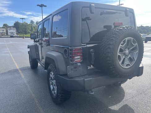 Used 2017 Jeep Wrangler Unlimited Rubicon w/ Connectivity Group AWD/4WD image 4