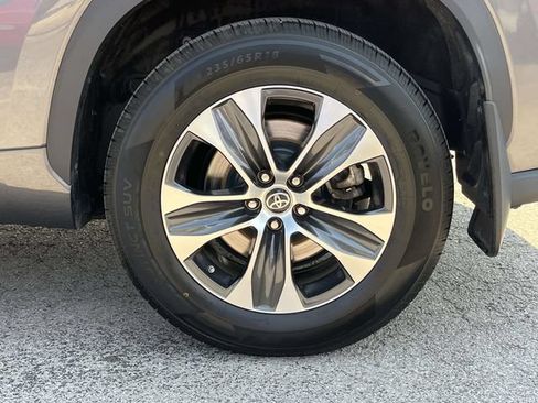 Used 2021 Toyota Highlander XLE AWD/4WD image 11