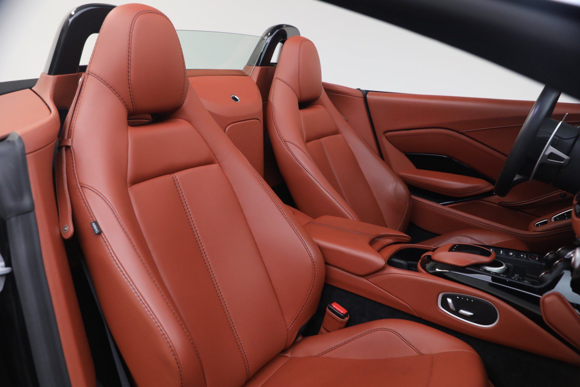 Used 2021 Aston Martin V8 Vantage Roadster RWD image 30
