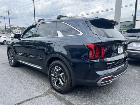 Certified 2023 Kia Sorento EX FWD image 3