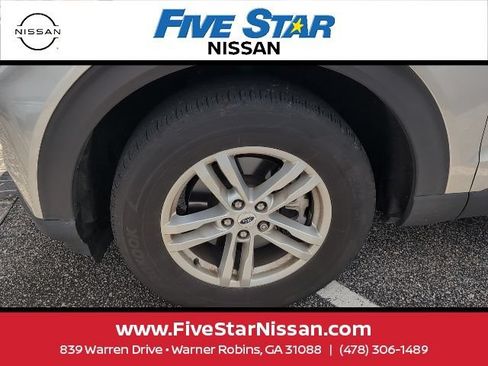 Used 2023 Ford Explorer XLT RWD image 13