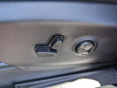 Used 2025 Chrysler Voyager LX FWD image 24