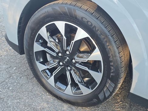 Used 2024 Kia Carnival EX image 29