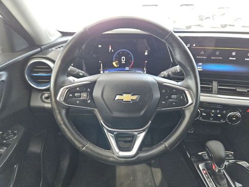 Used 2025 Chevrolet Trax LT w/ LT Convenience Package FWD image 23