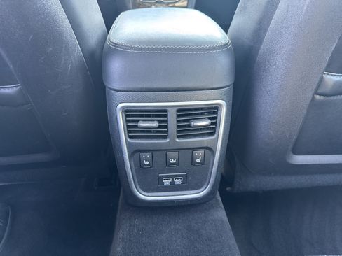 Used 2016 Chrysler 300 C RWD image 27