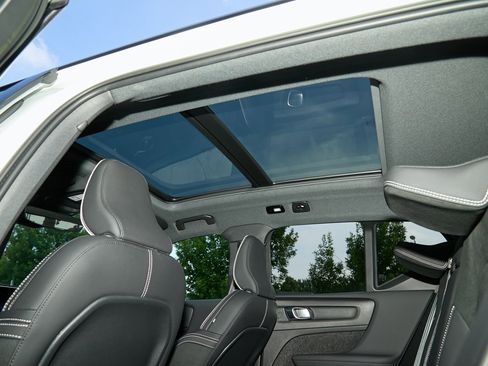 Certified 2023 Volvo XC40 Recharge Ultimate w/ Protection Package Premier image 18