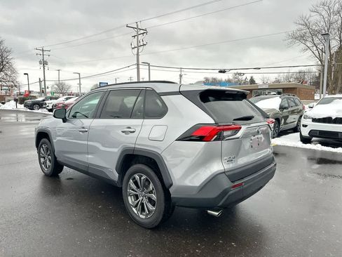 Used 2022 Toyota RAV4 XLE Premium image 11