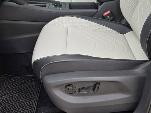 New 2026 Volkswagen Tiguan SE FWD image 24