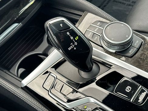 Used 2022 BMW M550i xDrive M550i xDrive w/ Dynamic Handling Package image 24