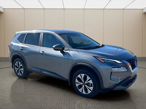 Used 2023 Nissan Rogue SV image 2