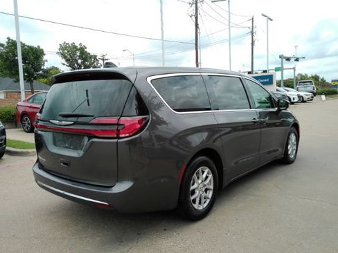 Used 2023 Chrysler Pacifica Touring-L FWD image 6