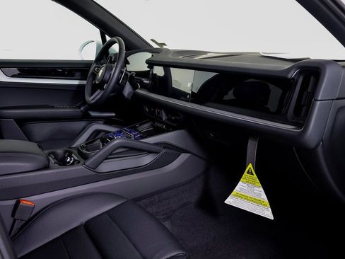 Certified 2025 Porsche Cayenne image 7
