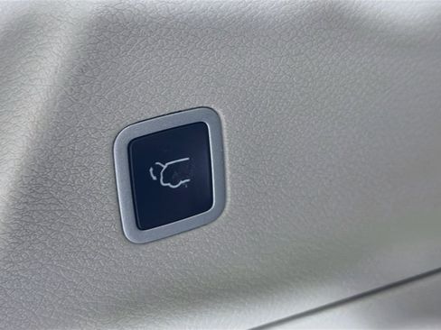 Used 2024 Chrysler Pacifica Touring-L FWD image 29