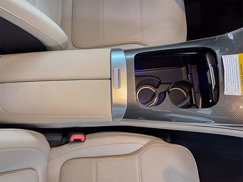 Used 2025 Mercedes-Benz GLC 300 image 24