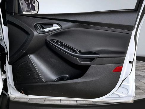 Used 2017 Ford Focus SE FWD image 24