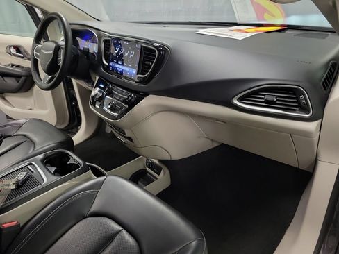 Used 2023 Chrysler Pacifica Touring-L FWD image 26
