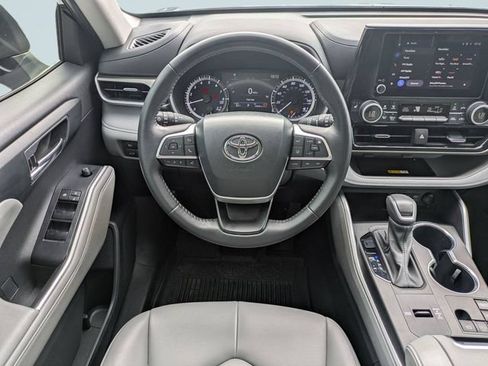 Used 2024 Toyota Highlander XLE FWD image 28