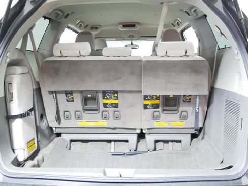Used 2012 Toyota Sienna LE image 18