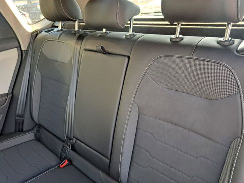 Used 2025 Volkswagen Taos SE image 21