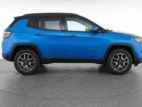 Used 2025 Jeep Compass Trailhawk image 11