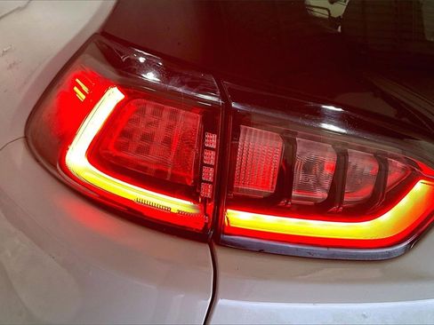 Used 2022 Jeep Cherokee Limited image 23