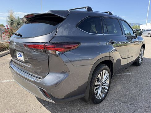 Used 2024 Toyota Highlander Platinum AWD/4WD image 5
